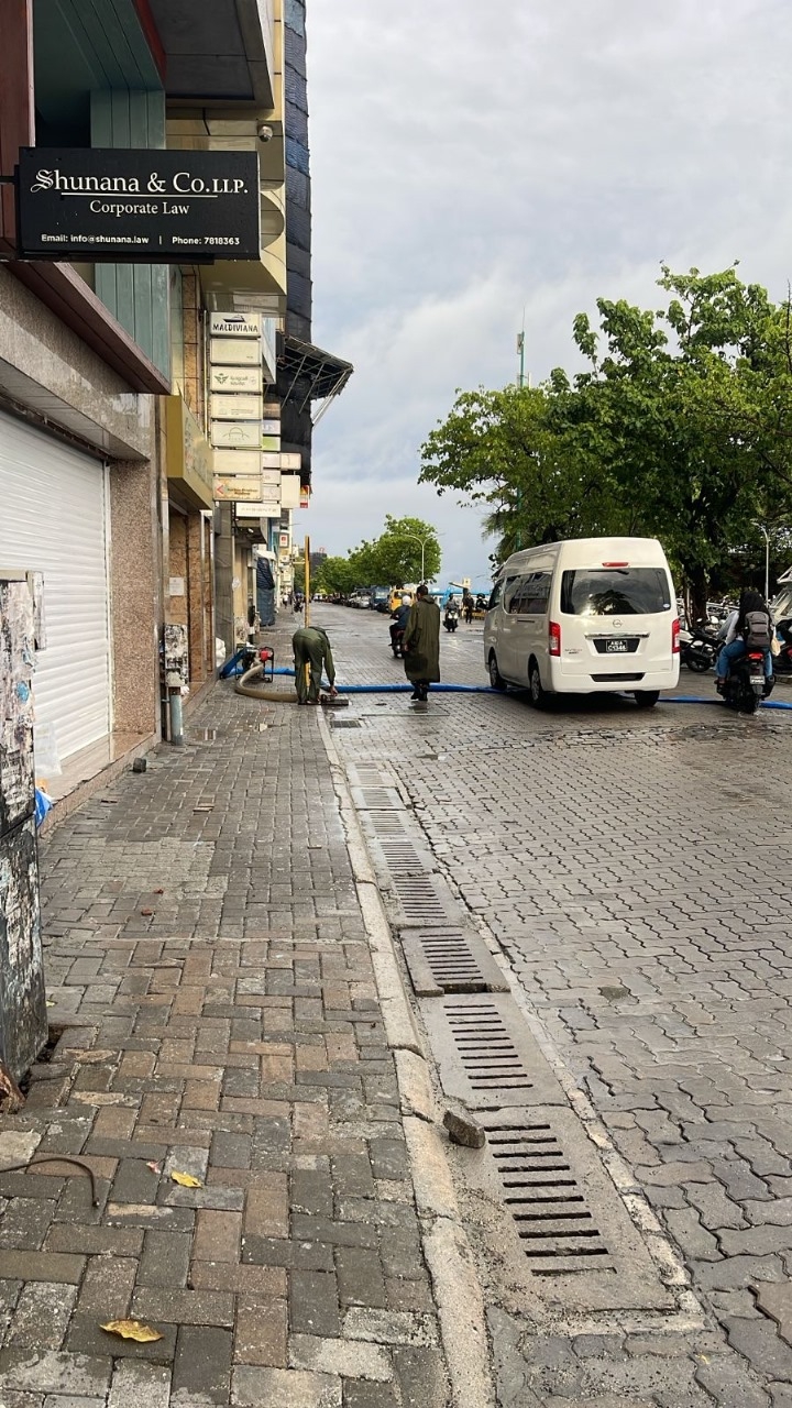 މާލޭގެ މަގުތައް އާންމު ޙާލަތަށް ގެނެސް ފެންހިންދުމުގެ މަސައްކަތް ވަގުތީގޮތުން މެދުކަނޑާލައިފި!