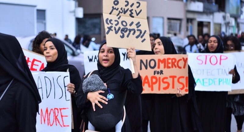 ދަރިވަރުންތަކަކަށް ޖިންސީ ގޯނާކުރި ޓީޗަރެއްގެ މައްޗަށް 5 ދަޢުވާއެއް ކޮށްފި