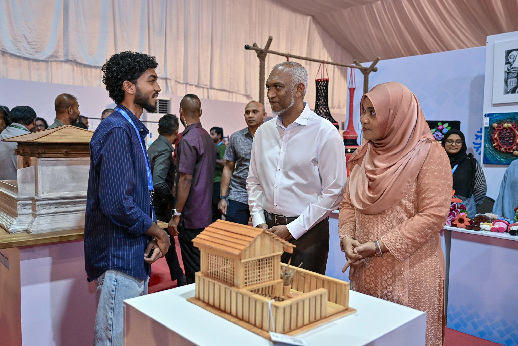 ރެކޯޑެއް، މަޢުރަޒުގެ ބައިވެރީންނާއިއެކު ރައީސް ޑރ. މުޢިއްޒު ޖުމްލަ 11 ގަޑިއިރު ހޭދަކުރައްވައިފި