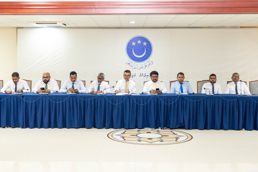 މިނިސްޓަރ އިހުސާންއަށް އެމްޑީޕީގެ ގިނަ މަޖިލިސް މެންބަރުންގެ ރުހުން ލިބުމުން "އަންނި ފެކްޝަން" ރަތަށް ! 