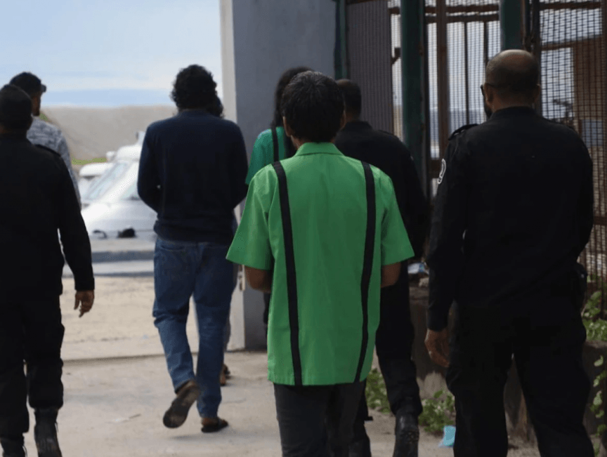 ކަންމަތީ ފިހާރައަކުން ބޮޑު ކޮފީ ފުޅިއެއް ވަގަށް ނެގި މީހަކު ޖަލަށް