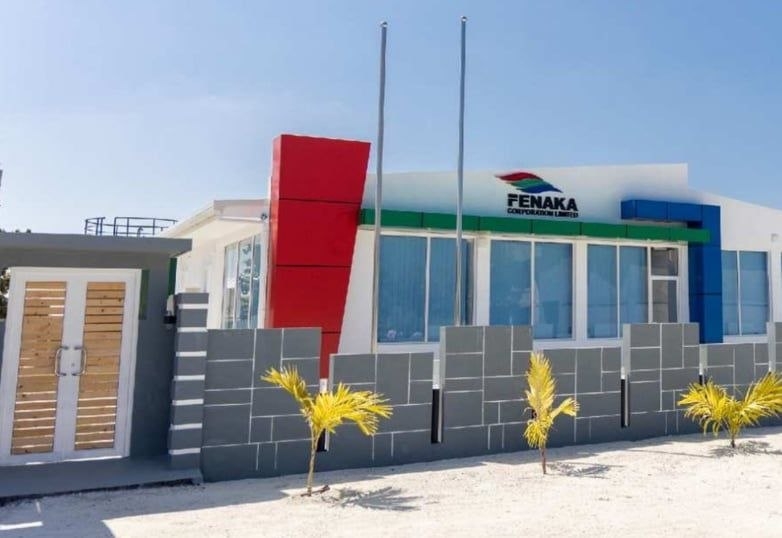 ފެނަކައިން ވަކިވާން އެދުނު މުވައްޒަފުންނަށް 4 މަހުގެ މުސާރަ ދިން 