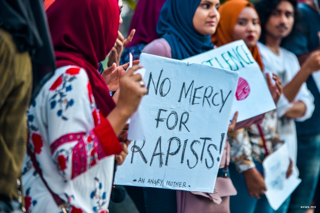 ތިން އަހަރުގެ ކުއްޖަކަށް ޖިންސީ ގޯނާކޮށް، އެ މަންޒަރު ރިކޯޑުކުރި ބައްޕައަކު ހައްޔަރުކޮށްފި