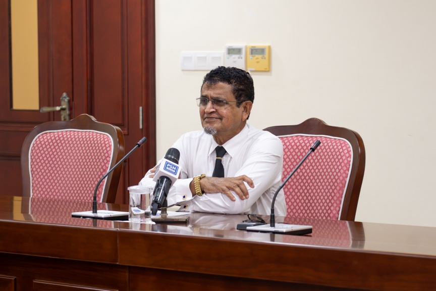 އިންފޮމޭޝަން ކޮމިޝަނަރުގެ މަޤާމަށް އަލްއުސްތާޛު ޢަބްދުލްޢަޒީޒް ޢައްޔަންކުރައްވައިފި