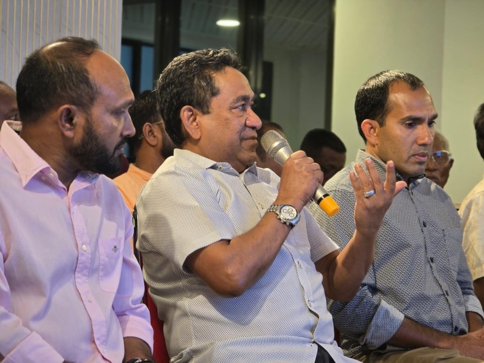 ޔާމީން އެވެ،  މަނިކުފާނު "ކަރަށް ފައިން" އެރި ބޭފުޅުން އެ ތިއްބެވީ އަރިހުގައި ގަދަކޮށެވެ، ނޭނގެނީ މަނިކުފާނަށެވެ ! 