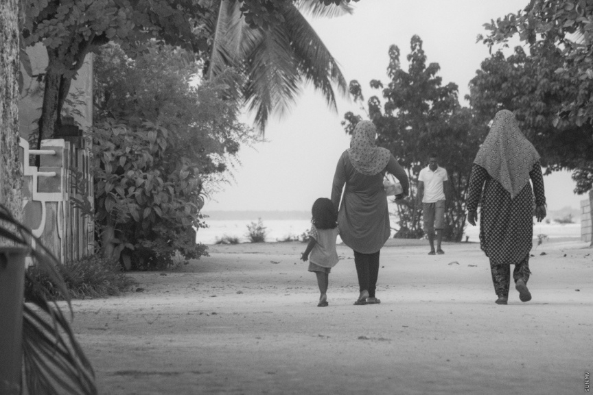 ތިން އަހަރުގެ ކުއްޖާއަށް ޖިންސީ ގޯނާކުރި މައްސަލާގައި މަންމަގެ ބައިވެރިވުން އޮތްތޯ ބަލަނީ