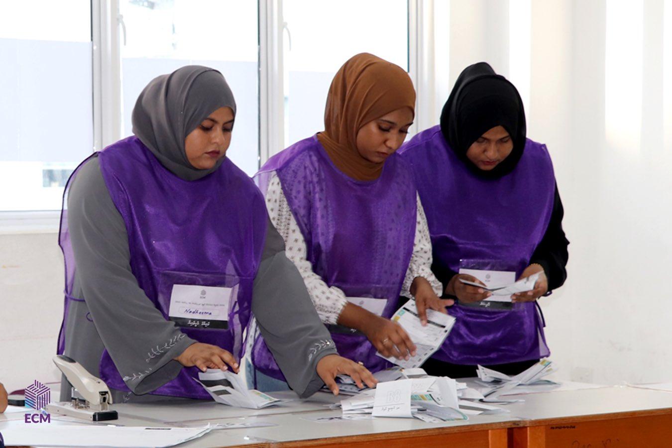     ބައި  އިލެކްޝަނެއްގައި އޮފިޝަލުންތަކެއް ވޯޓު ގުނަނީ . ފޮޓޯ: އިލެކްޝަންސް ކޮމިޝަން