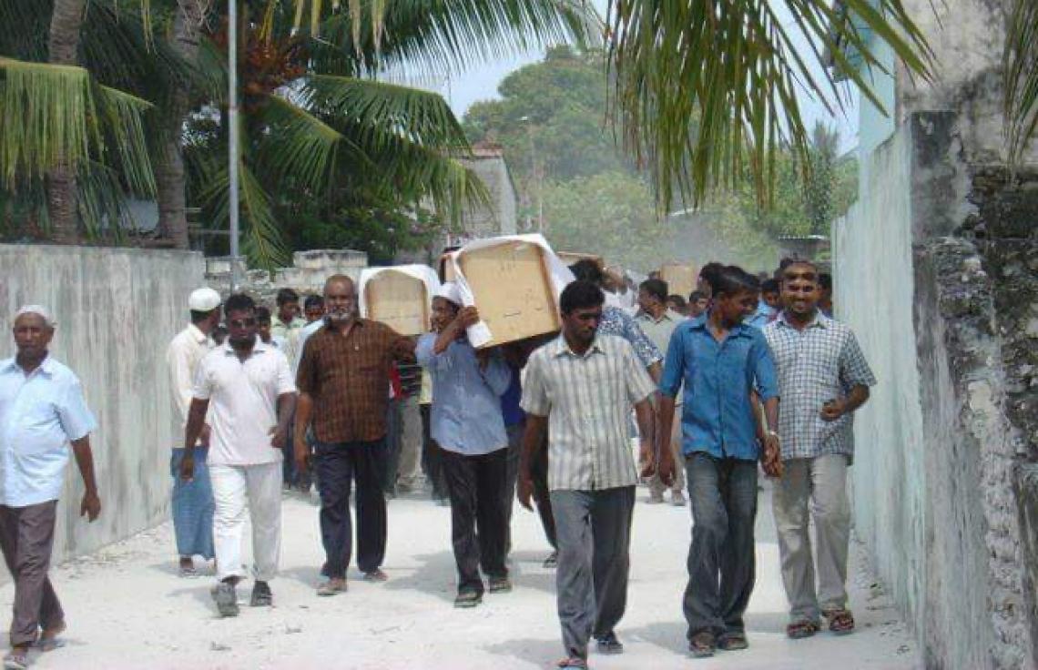 އެނަމާ ބޯޓު ބަންޑުން ޖަހާލި ހާދިސާގައި ނިޔާވި މީހުންގެ ސަންދޯއްތައް ވަޅުލަން ގެންދަނީ -- ފޮޓޯ: މުހަންމަދު އަޚުތަރު