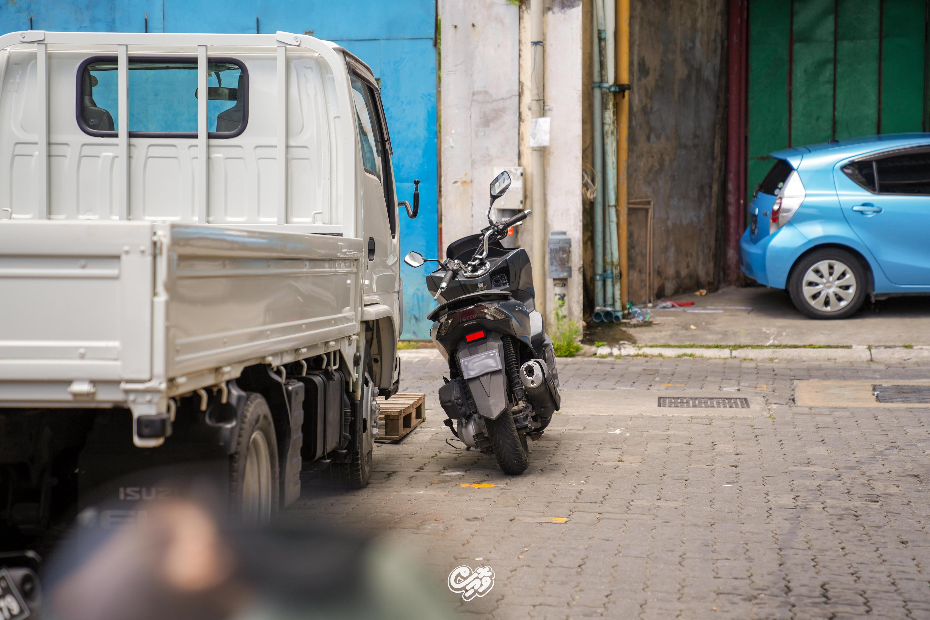 ނުގަވާއިދަށް ޕާކުކޮށްފައިވާ އުޅަނދެއް...ފޮޓޯ: ވޮއިސް 