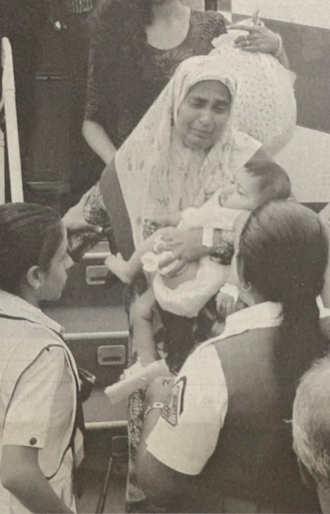 ޒައިންގެ މާމަ އޭނާ އުރާލައިގެން، އިތުރު ފަރުވާ އަށް މާލެ ގެނެސް އެއާޕޯޓަށް ފައިބަނީ -- ފޮޓޯ: ހަވީރު