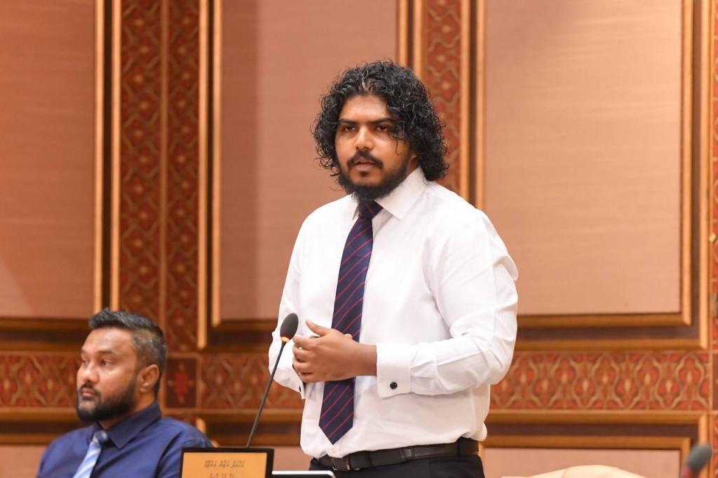 ދަރަނި ދެއްކުމުގައި ރައީސް މުޢިއްޒުގެ ސަރުކާރުން ގެންގުޅެނީ ނަމޫނާ އިސްތިރާޖެއް: އަޒާން