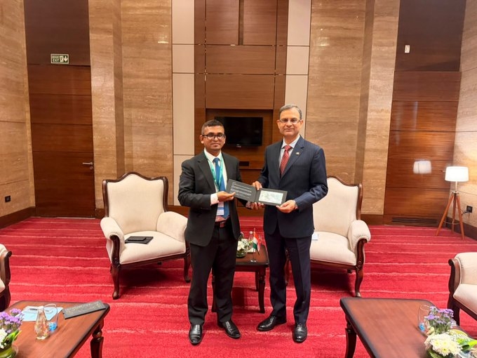 ގަވަރުނަރު އަޙުމަދު މުނައްވަރު، ރިޒާވް ބޭންކް އޮފް އިންޑިއާގެ ގަވަރުނަރާ ބައްދަލުކުރައްވައިފި